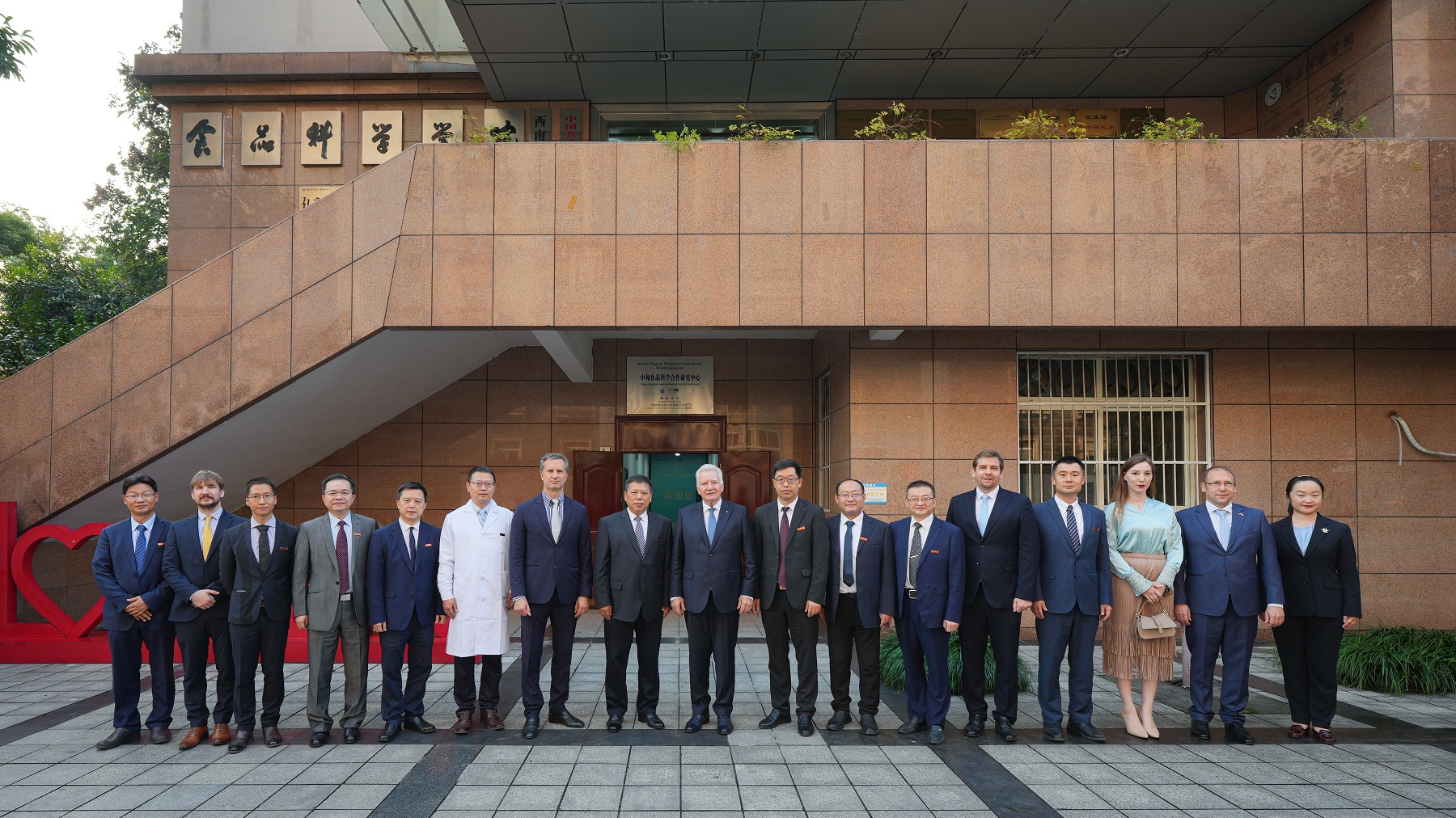 匈牙利国会副主席雅高布·伊什特万阁下率团访问成人影院
.jpg
