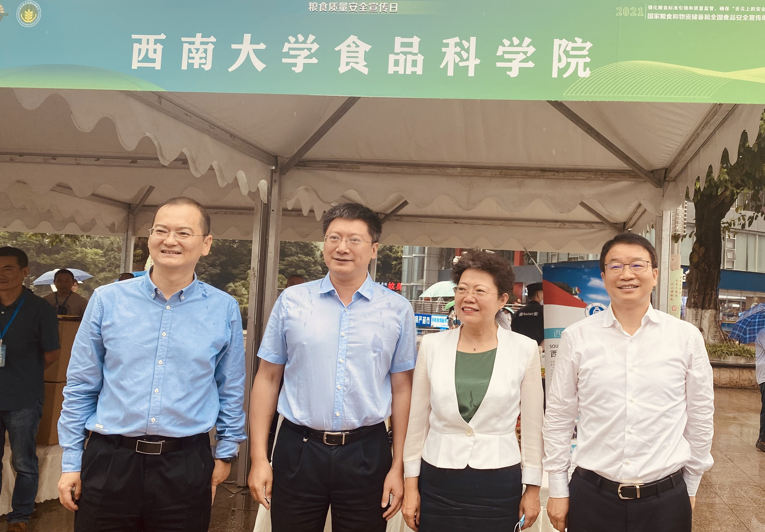 20210627重庆市副市长等人在成人影院-无码成人片-无码色情片
展台了解情况_副本.jpg